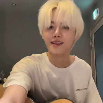 jeongsu93460771's profile picture. 