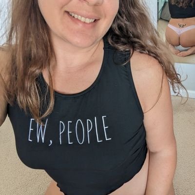 🔞 40+ curvy mom/wife next door...nudist w/ a naughty exhibitionist side 👀 Check out my link page for the best content. 🔥 
Backup: @jess_geekymom