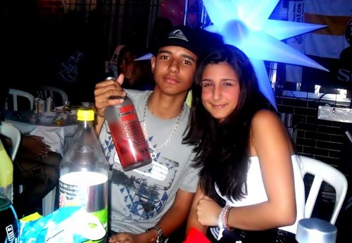 Nós nascemos um pro outro e não dá pra resistir quando tocamos um ao outro amor igual eu nunca vi ! teamo mtmt rafael jr *------*