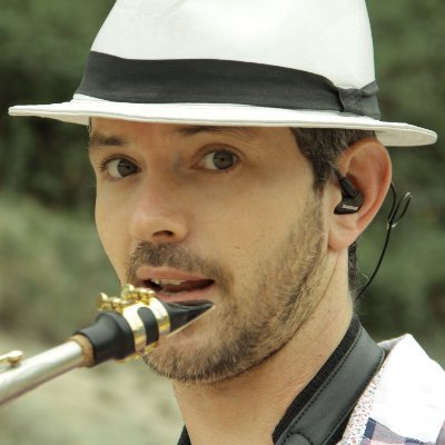 Saxo elegante y sutil, ideal para eventos.