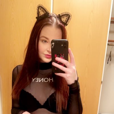 25y/o Streamer on twitch| https://t.co/JFNAg4Ik9y | I'm just a girl