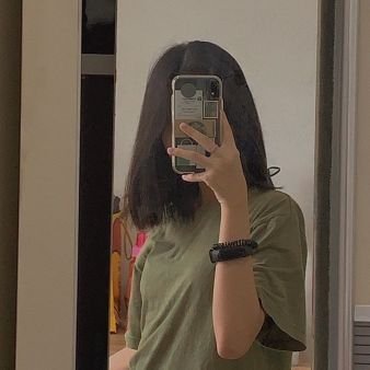 frsth28562527's profile picture. دینی که به تار موی بلرزد به چه ارزد  :)