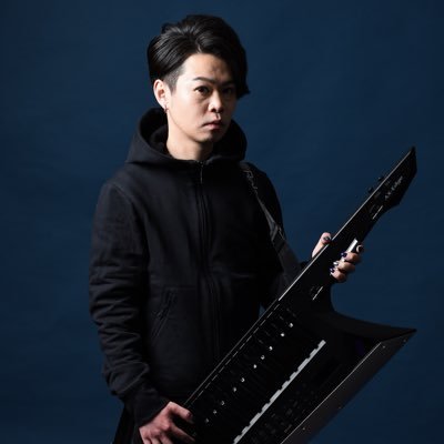 シンセサイザーを弾いています。▼Band リフの惑星(@riffnowakusei),スズキロワイヤル。,炎華-HOMURAGE- ▼Youtube https://t.co/28liFVKPb9