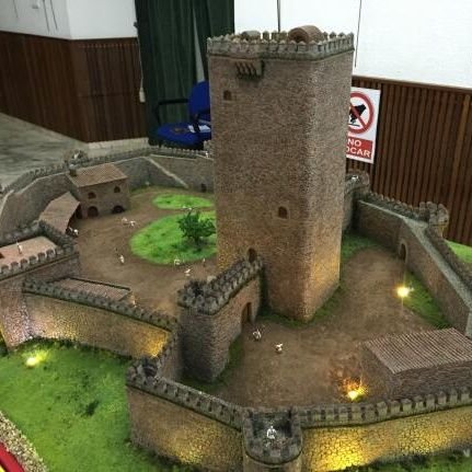 🏰 Antigua fortificación situada en las inmediaciones de la localidad santeña.
⚔️ Construida en el siglo XV por la Orden de Santiago.