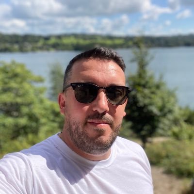 TheButtonz's profile picture. nobody would be THAT stupid, would they?