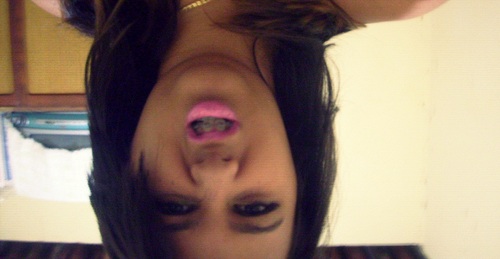 Muito chata, muito folgada, muito escandalosa, muito irritante, muito desarrumada, muito estressada, Muito Prazer, eu.  ;)