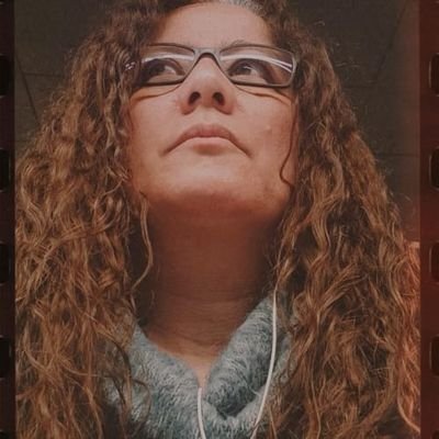 • Bruja hasta la médula.
• Devoro libros, me engancho a series, veo pelis, tarareo música.
• Capricornio.
• Respeto todas las opiniones, respeta tú las mías.