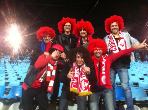 supporteurs du LOSC avec perruques rouge