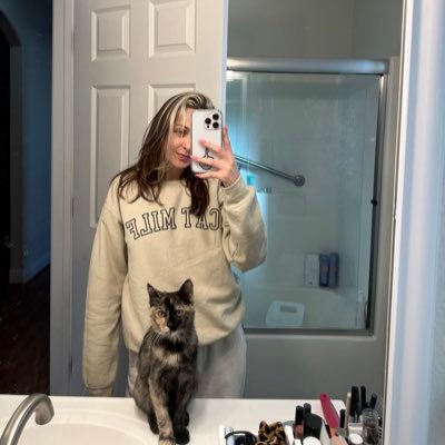 maddyray22's profile picture. had a couple breakdowns and moved to Denver ✨ she/her || cat milf