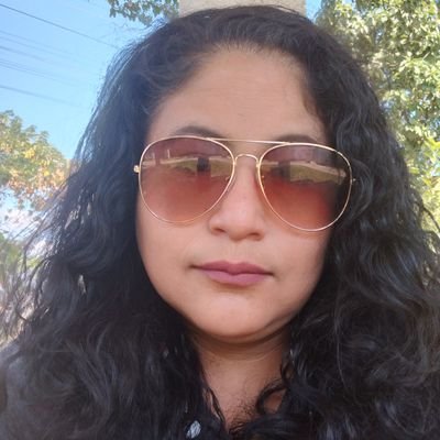 Enamorada y feliz con el amor de mi vida y nuestras hijas.