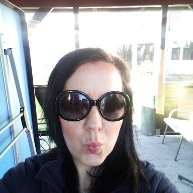 CurlySu54412576's profile picture. 