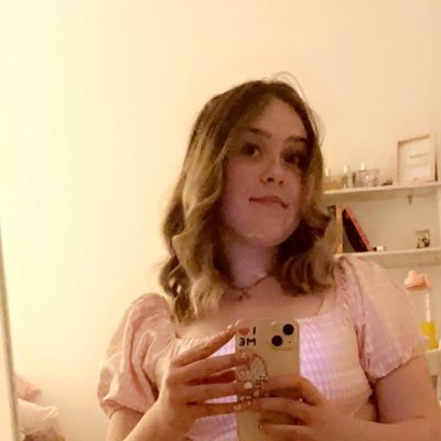 _martinemoffat's profile picture. she/her