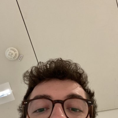 intvitu's profile picture. désolé Stockholm t’avoir vomi dans ton bus#