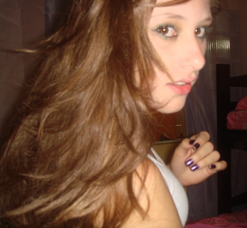 Hello (: Sempre destemida, fã de rir, a minha paixão é uma boa música pode ter um pote de pipoca também, com Amor tudo fica bem =) Born This Way , WELCOME :*