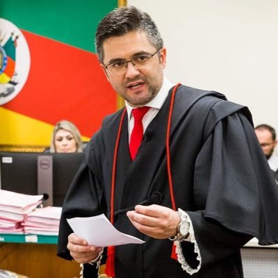 Promotor de Justiça MP/RS. Tribunal do Júri. 1º lugar no concurso do Ministério Público - 2016. Especialista em Ciências Criminais - FMP.