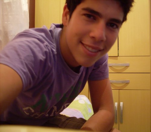 Ouuw,so um cara legal,tenho 18 anos,namoro Rayane.A e pertudo munto ;D