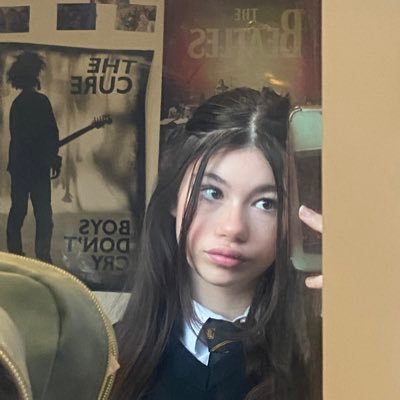 laurarrche's profile picture. full time fangirl