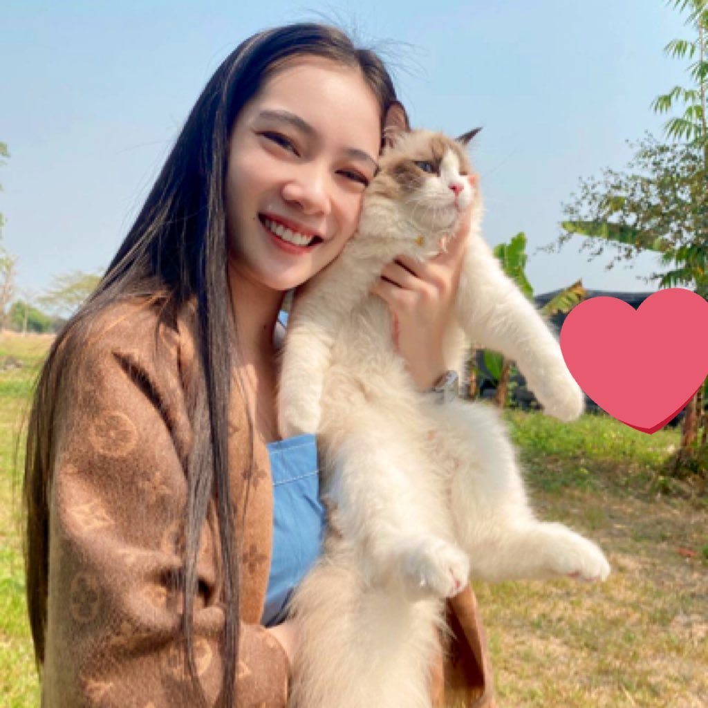 I am a Chinese-Thai hybrid, and I like yoga, travel, piano music and art!