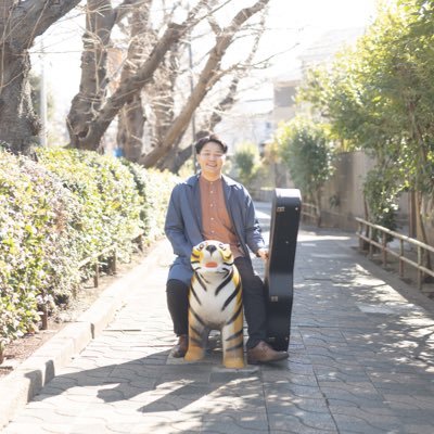 1989年1月5日生まれ。  石見亮太（いわみりょうた）によるソロユニット。  2014年から2017年旅をしながら歌い周る「いも散歩」を実施し、全47都道府県3周行脚。 全国を歩き、人と出会い、 日本中歌い周る旅するシンガーソングライター。