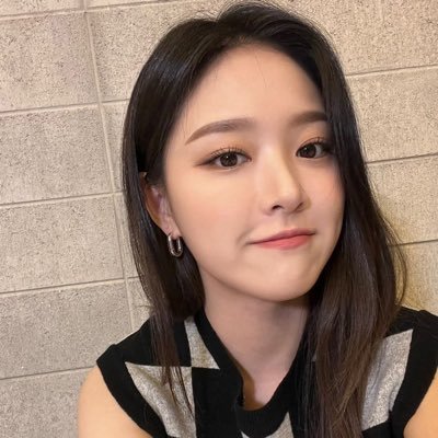 breadjinlvr's profile picture. remember that loona will always be 12 - kim hyunjin 🫶🏼