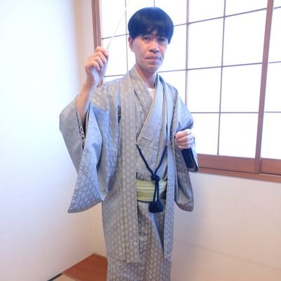 ガチンコバンドクラブでは
指揮者
還暦を迎えて再び
音楽家の道を目指しています
昭和のドラマー
(元YAMAHA音楽教室講師)
ドラム
カホン
ティンバレス
他ラテンパーカッション
キーボード
宝恋芽楽団に参加中
山口⇒熊本⇒佐賀⇒大阪⇒水戸在住