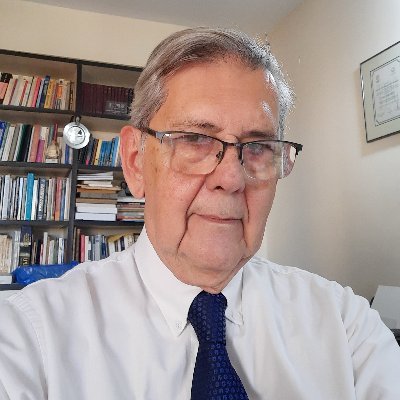 Ingeniero Electricista, Doctor en Ciencias de la Empresa y Magister en Educación Superior. Docente universitario y consultor de empresas.
