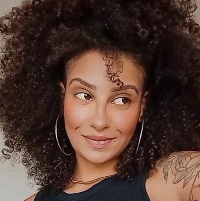 SaidiLarissa's profile picture. • Palavras ao vento e reflexões filosóficas que destroem ilusões e perturbam minha mente.