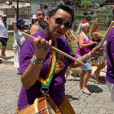 Advogada, negra,cantora, musicista, otimista, daimista, feminista, canhota e de esquerda.
Conselheira do Mir/Rj
Conselheira da Rede Afroambiental