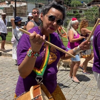 Advogada, negra,cantora, musicista, otimista, daimista, feminista, canhota e de esquerda.
Conselheira do Mir/Rj
Conselheira  da Rede Afroambiental