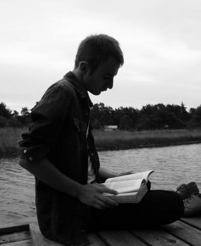Born in a pretend breakaway island republic.Swahili student. Concerned by Enviromental & rights issues,foreign policy, popular movements.
