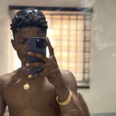 Shillz_1's profile picture. please follow up🙏 old acct got block @5k follower😭.   Promise to follow back