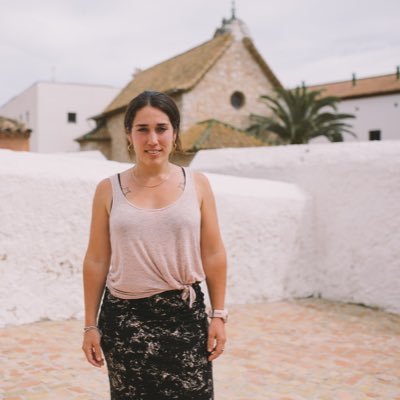 De petita volia ser Lara Croft; ara sóc historiadora. Directora a @malvasia_sitges. Cap de producció a @sitgesfestival. I quasi sempre em passo de frenada