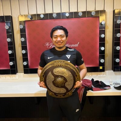 Professional Dota 2 Player for @TeamFalconsGG. TI11 Champion.