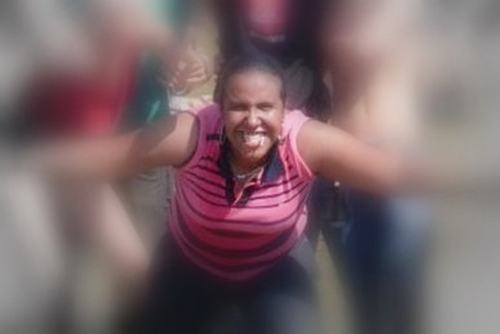 Amiga, cincera, chorona, carinhosa, besta, louca, chata, insuportavél ... rs 
quem me conheçe sabe, não preciso me descrever !