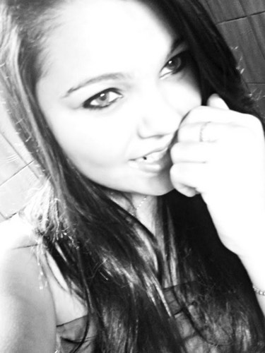 ' Vai menina, fecha os olhos. Solta os cabelos. Joga a vida.
Como quem não tem o que perder. Como quem não aposta. 
Como quem brinca somente.'
