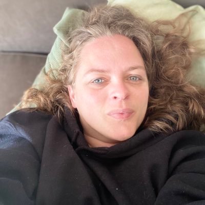 mama van E, chaotisch, druk, positief. rijdt graag auto, houd van zon & chocolade