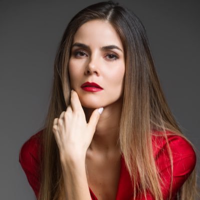 Actriz, psicóloga y creadora de contenido. Amante de la belleza y apasionada de la salud mental. Me encuentras en IG como @carlacardona_