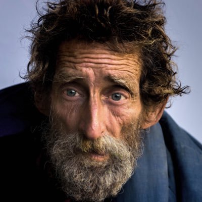 - لم يعد في وسعي التحمل، أعطني البندقية. - مالذي ستفعله؟ الانتحار خطيئة ! - أي انتحار أيها الأبله، سوف أقتل الجميع !