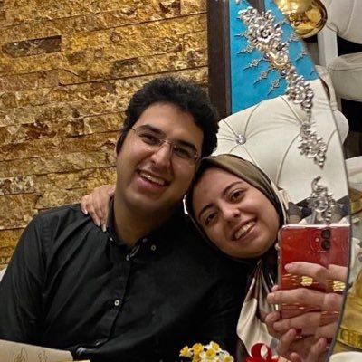نیمی از ما با طوفان میرفت / نیمی از ما در شب جا میماند / نیمی از ما با باران میریخت / نیمی از ما از باران میخواند