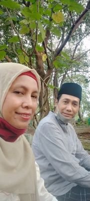 iidaklw's profile picture. Pendidik, NU.
Aku bukan siapa-siapa, lebih senang sederhana dan tidak neko-neko.
Penyuka hening, senja dan kucing