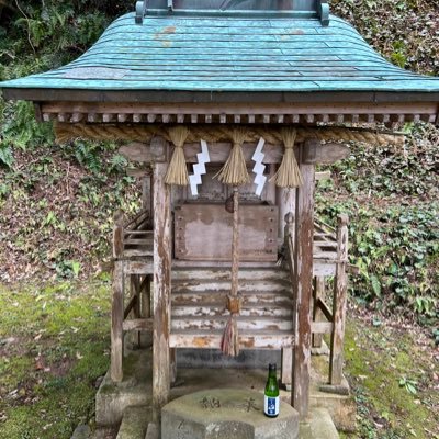 鳥取市気高町下原にある「諏訪神社」は無各社、建御名方命（たてみなかたのみこと）を祀る神社です。勅請年月日不詳 子供を授けるのに霊験あらたかで、地元のみならず遠くから参拝者が多く訪れます。今はイノシシ対策の柵が設置されていますが、簡単に開閉でき自由に参拝できます。