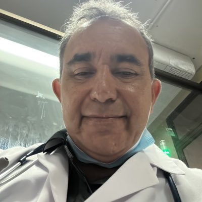 Padre esposo médico humanista social demócrata creyente en los cambios sociales laico luchador contra la corrupcion, la derecha solo para escribir.