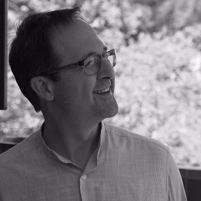 Professor de secundària, de l'àmbit social, en un centre de formació de persones adultes. També periodista en la reserva.