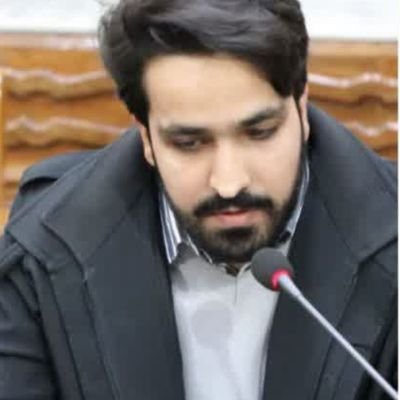 مبتلا به عشقِ سیاست ...
ما در فرصت سوزیها بی قید و شرط اولیم ...