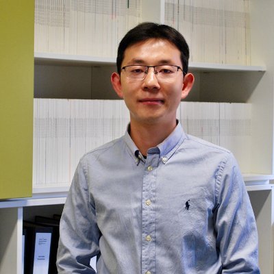 Now a tenure-track professor of chemistry at Sichuan University, Chengdu. Studied chem in Shanghai M.S., Berlin PhD, Cambridge Postdoc, and Dortmund Postdoc.