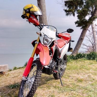 愛車はワンオーナーのハチロクトレノと、インドネシアホンダのCRF150とスズキボルティー。滋賀県内の近場をうろうろしてます🏍🚗
どこかで見かけた際、お気軽にお声を掛けて頂くと喜びます😊
60過ぎてもまだまだ乗ります🤭
 #滋賀ライダー  #あのベンチの会　#酷道組