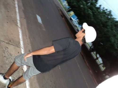 sou muito carinhoso e gosto de musica minha 2 maior paixão violão e skate  
*_*