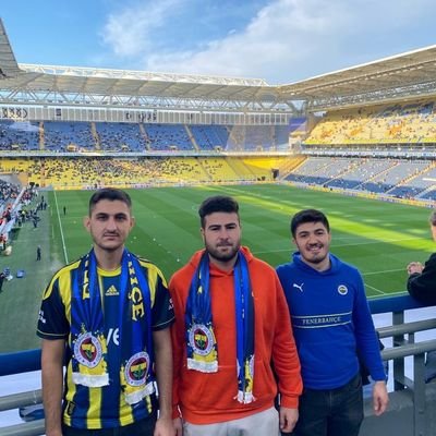 💛💙
başkaları gitmiş olur gidince
bir sen yakınsın uzakta kalınca.
Fenerbahçe 💛💙