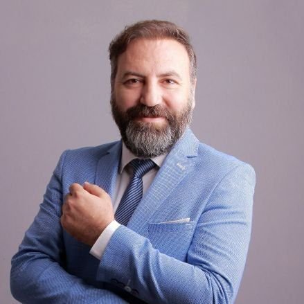 Kültür Sanat Emekçisi,
Eğitmen, Danışman,

AÜ Sosyoloji, İÜ Kültürel Miras,
CÜ Kamu Yönetimi, AÜ Medya ve İletişim,
SÜ Yaratıcı Drama, AKÜ Aile Danışmanlığı