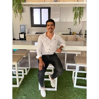 ان لم تكن القريب الذي يسر فلا تكن البعيد الذي يضر❤